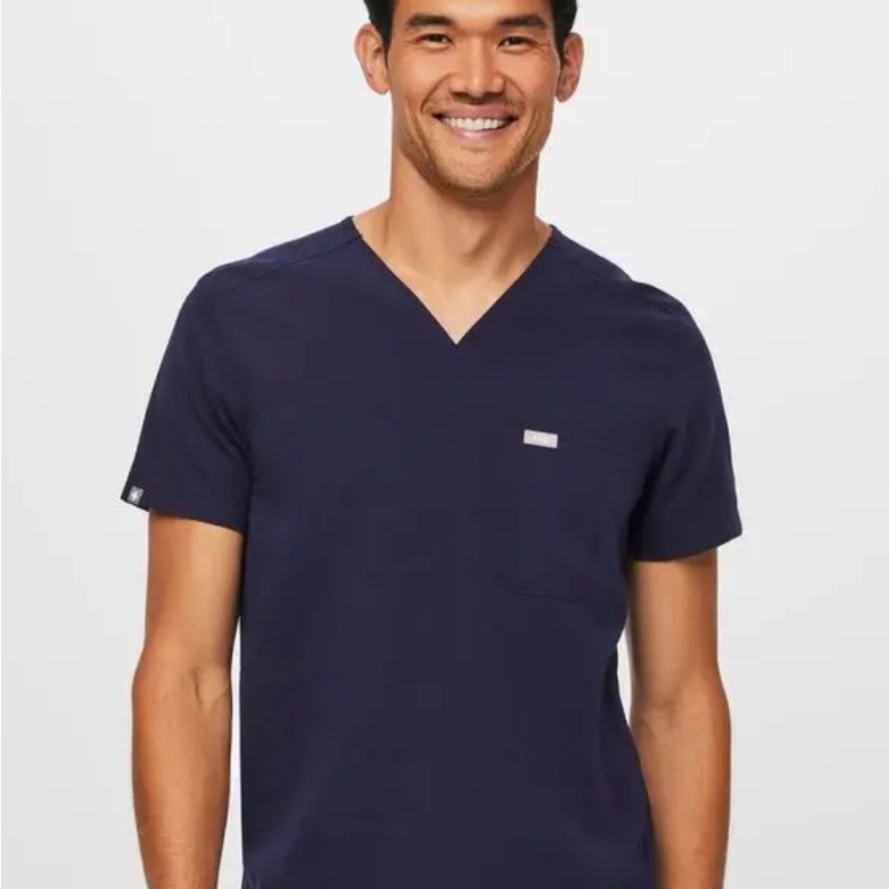 Figs Men's Navy 3-pocket Scrub Shirt (Chisec)